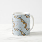 Witte marmertextuur met gebarsten gouden aders koffiemok (Voorkant rechts)