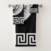 Witte Medusa Griekse Sleutel op Black Designer Bad Handdoek (Insitu)