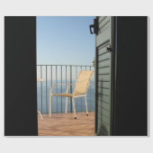 Witte metalen armstoel naast hek 's ochtends cadeaupapier (Vlak)