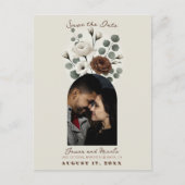 Witte Mocha Cream Moderne Bloemen Bewaar de Datum Aankondigingskaart (Voorkant)