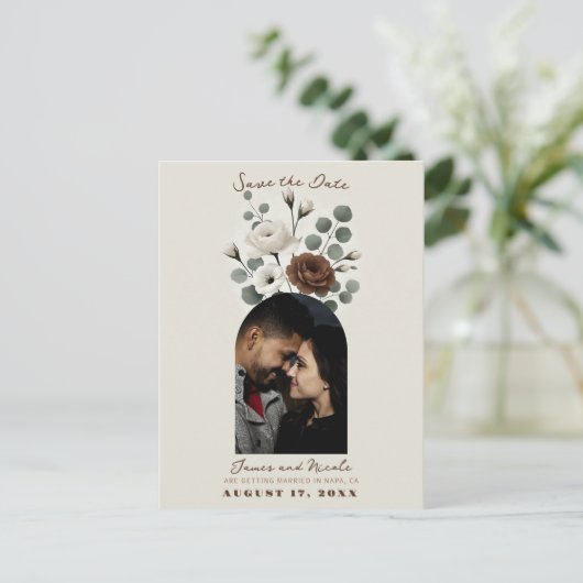 Witte Mocha Cream Moderne Bloemen Bewaar de Datum Aankondigingskaart (Staand voorkant)