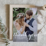 Witte Moderne Kalligrafie Foto Bruiloft Bedankkaart<br><div class="desc">Stuur bedankt naar familie en vrienden met deze aanpasbare foto dank u kaart. Het beschikt over een moderne typografie en bewerkbaar groen patroon. Personaliseer door uw foto en details toe te voegen. Deze foto bedankkaart is perfect voor bruiloften,  afstuderen,  verjaardagen en andere evenementen.</div>