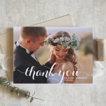 Witte Moderne Kalligrafie Foto Bruiloft Bedankkaart<br><div class="desc">Druk uw oprechte dankbaarheid uit met onze prachtige aanpasbare foto bruiloft bedankkaart, ontworpen met elegante moderne kalligrafie. Deze kaart biedt een verfijnde en stijlvolle manier om uw gasten te bedanken voor het delen van uw speciale dag. De kaart bevat een aangewezen ruimte voor een gekoesterde foto van uw bruiloft, zodat...</div>