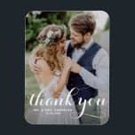 Witte Moderne Kalligrafie Foto Bruiloft Magneet<br><div class="desc">Vier je liefde en show dankbaarheid met onze aanpasbare foto bruiloft dank je magneet! Deze unieke aandenken is ideaal om uw dierbaren te herinneren aan uw speciale dag, terwijl het uiten van uw oprechte bedankt op een gedenkwaardige manier. Het beschikt over een moderne typografie foto overlay. Personaliseer door uw foto...</div>