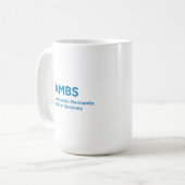 Witte mok met blauwe AMBS-logo (Voorkant links)