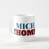 witte mok met rode blauwe serif-font big-letter na (Voorkant links)