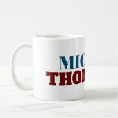 witte mok met rode blauwe serif-font big-letter na (Links)