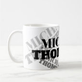 witte mok met zwarte grijze, vetgedrukte lettertyp (Links)