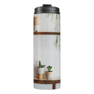 WITTE MOKKEN VAN CERAMIC OP DE LIJST VAN BROEIENDE THERMOSBEKER