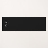 Witte monogram beginletters op zwart yogamat (Voorkant (horizontaal))
