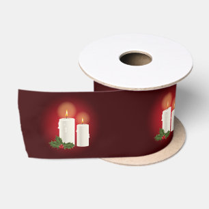 Witte mooie kerstkaarsen op rood met hulst satijnen lint