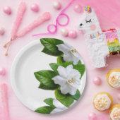 Witte mooie tuinbloemen op wit papieren bordje (Feest)