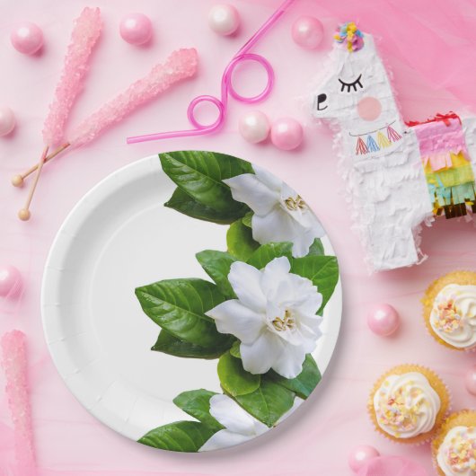 Witte mooie tuinbloemen op wit papieren bordje (Feest)