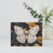 Witte mot rustend tussen gele bloemen briefkaart (Staand voorkant)