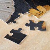 Witte mot rustend tussen gele bloemen legpuzzel (Zijkant)