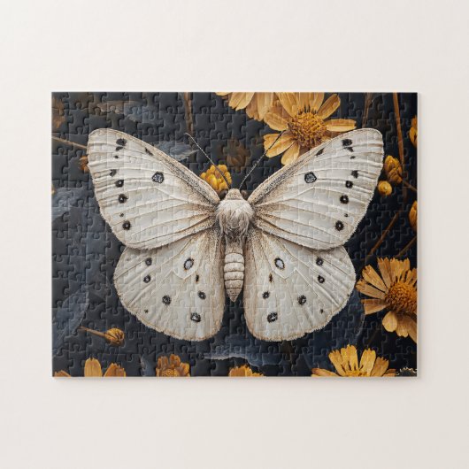 Witte mot rustend tussen gele bloemen legpuzzel (Horizontaal)