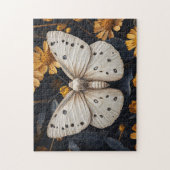 Witte mot rustend tussen gele bloemen legpuzzel (Verticaal)