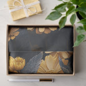 Witte mot rustend tussen gele bloemen tissuepapier (Geschenk)