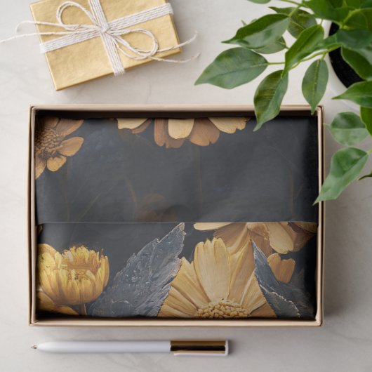 Witte mot rustend tussen gele bloemen tissuepapier (Geschenk)