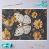 Witte mot rustend tussen gele bloemen tissuepapier (Craft)