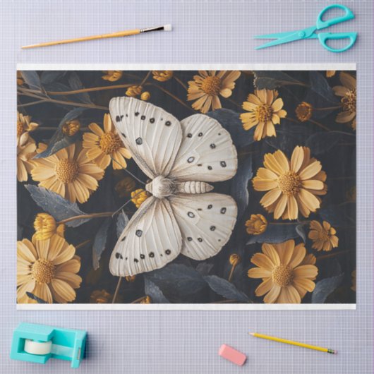 Witte mot rustend tussen gele bloemen tissuepapier (Craft)