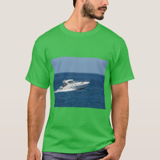 Witte motorboot vaart over diepblauwe zee op een t-shirt