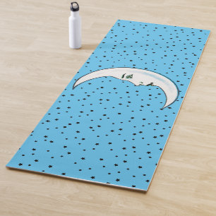 Witte motorkap met zwarte punaises op blauw yogamat