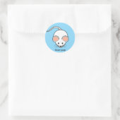 Witte muis cartoon op lichtblauw ronde sticker (Tas)