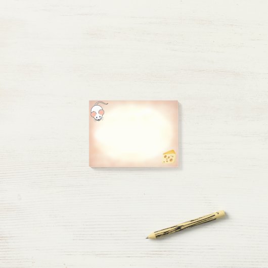 Witte muis en kaas op beige post-it® notes (Op bureau)