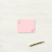 Witte muis en roze bloemen op roze post-it® notes (Op bureau)