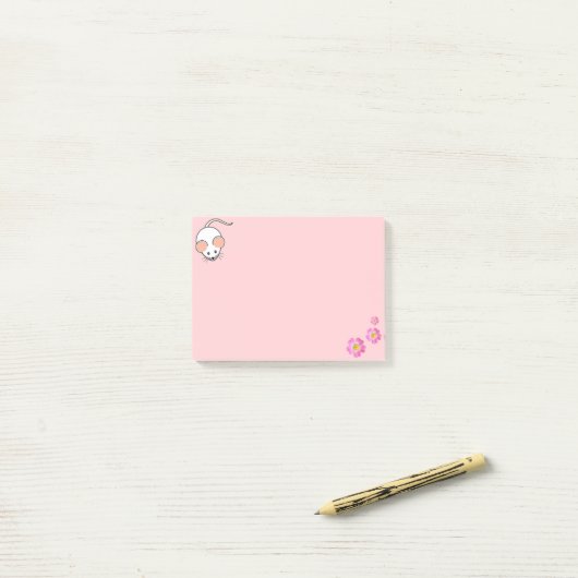 Witte muis en roze bloemen op roze post-it® notes (Op bureau)