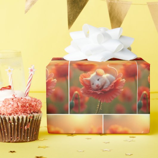 Witte Muis Slapend Op Een Rode Klaproos Cadeaupapier (Verjaardagsfeest)