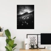 Witte narcis bloemen in het donker poster (Thuiskantoor)