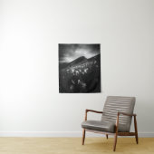 Witte narcissen bloemen in het donker wandkleed (In situ)