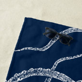 Witte octopus op een blauwe achtergrond strandlaken (In situ)