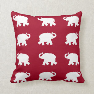 Witte olifant motief op bordeauxrood kussen
