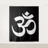 Witte Om Symbool op Zwart Wandkleed (Voorkant)