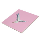 Witte ooievaar vliegend pastel roze tegeltje (Zijkant)