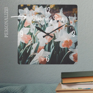 Witte Oranje Daffodils in de lentestuin Vierkante Klok