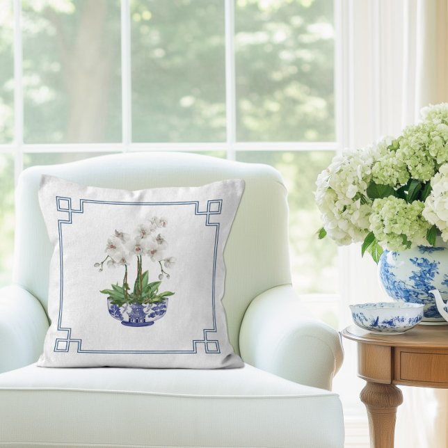 Witte orchidee in blauwe en witte Chinoiserie vaas Kussen (Chinoiserie Orchid throw pillow)