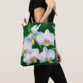 Witte orchidee op groen tote bag (Dichtbij)
