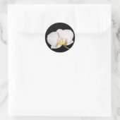 Witte orchidee op zwart ronde sticker (Tas)