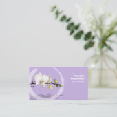 Witte orchidee reflectie op water zachte lavendel visitekaartje (Staand voorkant)