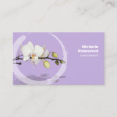 Witte orchidee reflectie op water zachte lavendel visitekaartje (Voorkant)