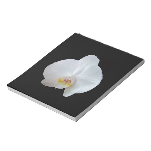Witte orchidee tegen zwarte achtergrond notitieblok (Linkerzijde)