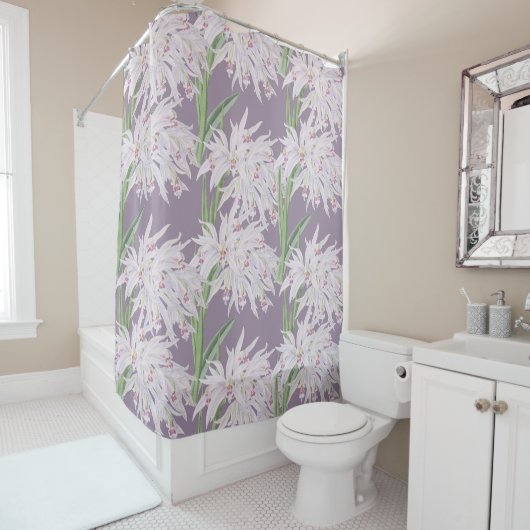 Witte Orchideeën Bloemen op Paarse Douchegordijn (In situ)