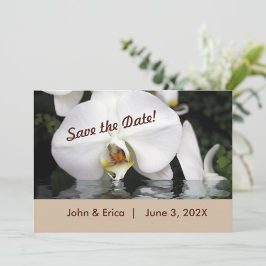 Witte orchideeën in water, sla de datum Kaart op (Staand voorkant)
