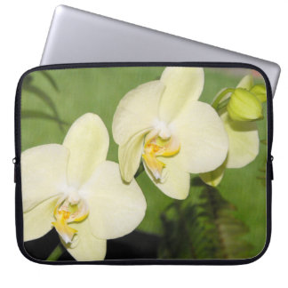 Witte orchideeën op een groene achtergrond laptop sleeve