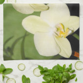 Witte orchideeën op een groene achtergrond theedoek (Gevouwen)
