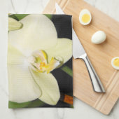 Witte orchideeën op een groene achtergrond theedoek (Quarter Fold)
